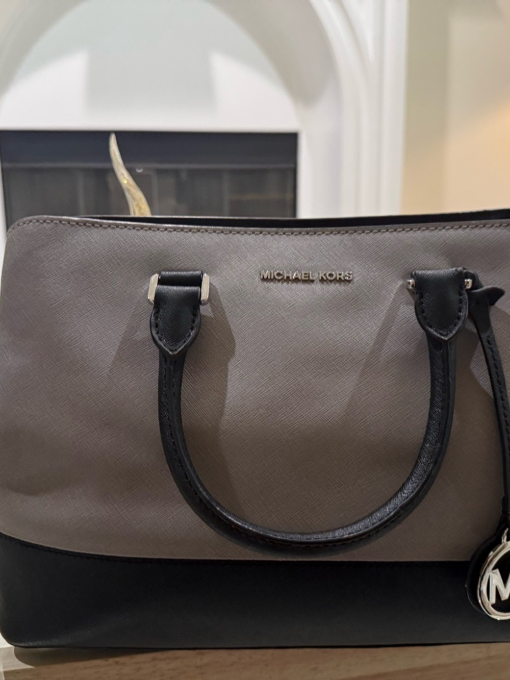 Michael Kors Light Pink Saffiano Tote with Gold Hardware - Picture 5 of 7